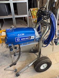 Graco UltraMax II 695 – Zijaanzicht met slang